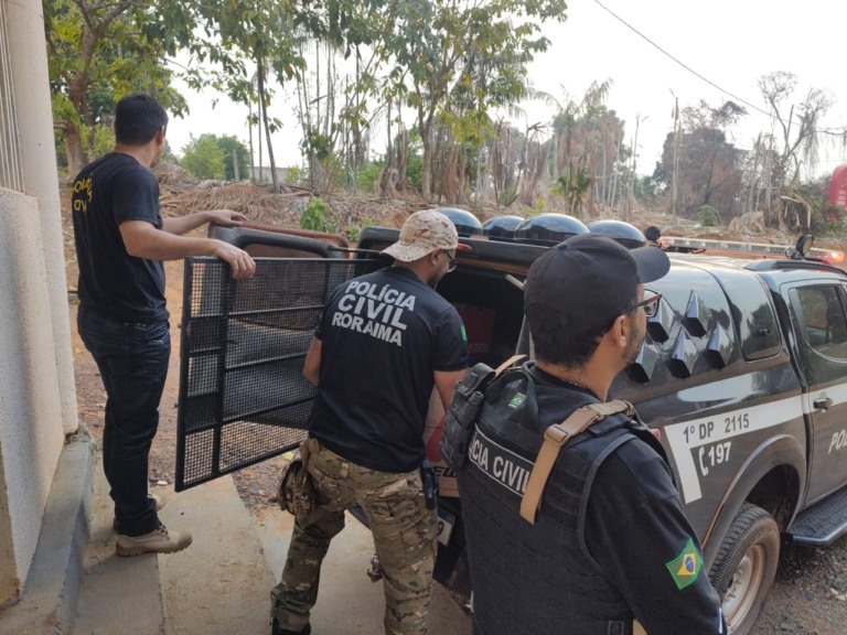 Agentes da Polícia Civil durante a ação (Foto: Ascom/PCRR)