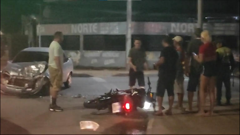 Após o acidente, ainda de acordo com a PM, a carteira com documentos pessoais e o telefone celular do motociclista foram furtados. (Foto: reprodução/vídeo)