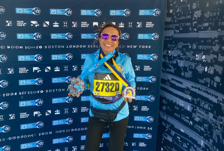 Maria do Socorro segurando a Six Star Medal, concedida aos corredores que completaram as seis Maratonas Majors (Foto: Arquivo Pessoal)