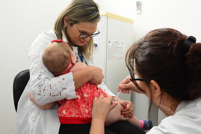 O público-alvo da campanha são crianças de 9 meses a 3 anos e 11 meses de idade (para a primeira dose da vacina), a partir dos 4 anos (para a dose de reforço) e adultos de até 59 anos que não possuem nenhum registro da vacina para a dose única. (Foto: Ascom Semuc)