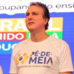 O ministro da Educação, Camilo Santana, veste camisa do Pé-de-Meia
