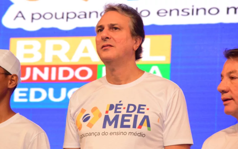 O ministro da Educação, Camilo Santana, veste camisa do Pé-de-Meia