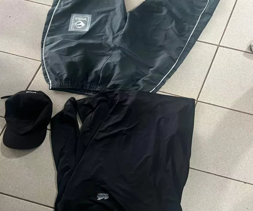 Roupas localizadas pela polícia (Foto: Divulgação) 