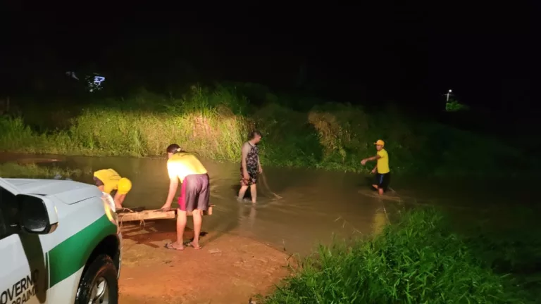 Brigadistas da Defesa Civil auxiliaram os moradores (Foto: Divulgação) 