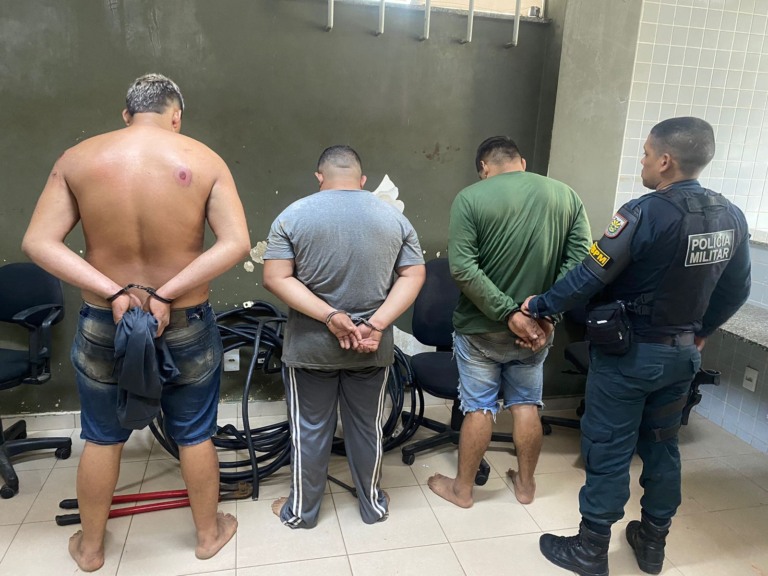 Os suspeitos foram apresentados na Central de Flagrantes (Foto: Divulgação) 