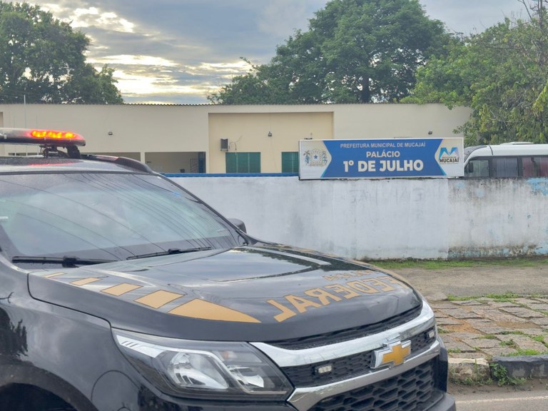 Mandados estão sendo cumpridos na prefeitura de Mucajaí (Foto: Divulgação/PF) Mandados estão sendo cumpridos na prefeitura de Mucajaí (Foto: Divulgação/PF)