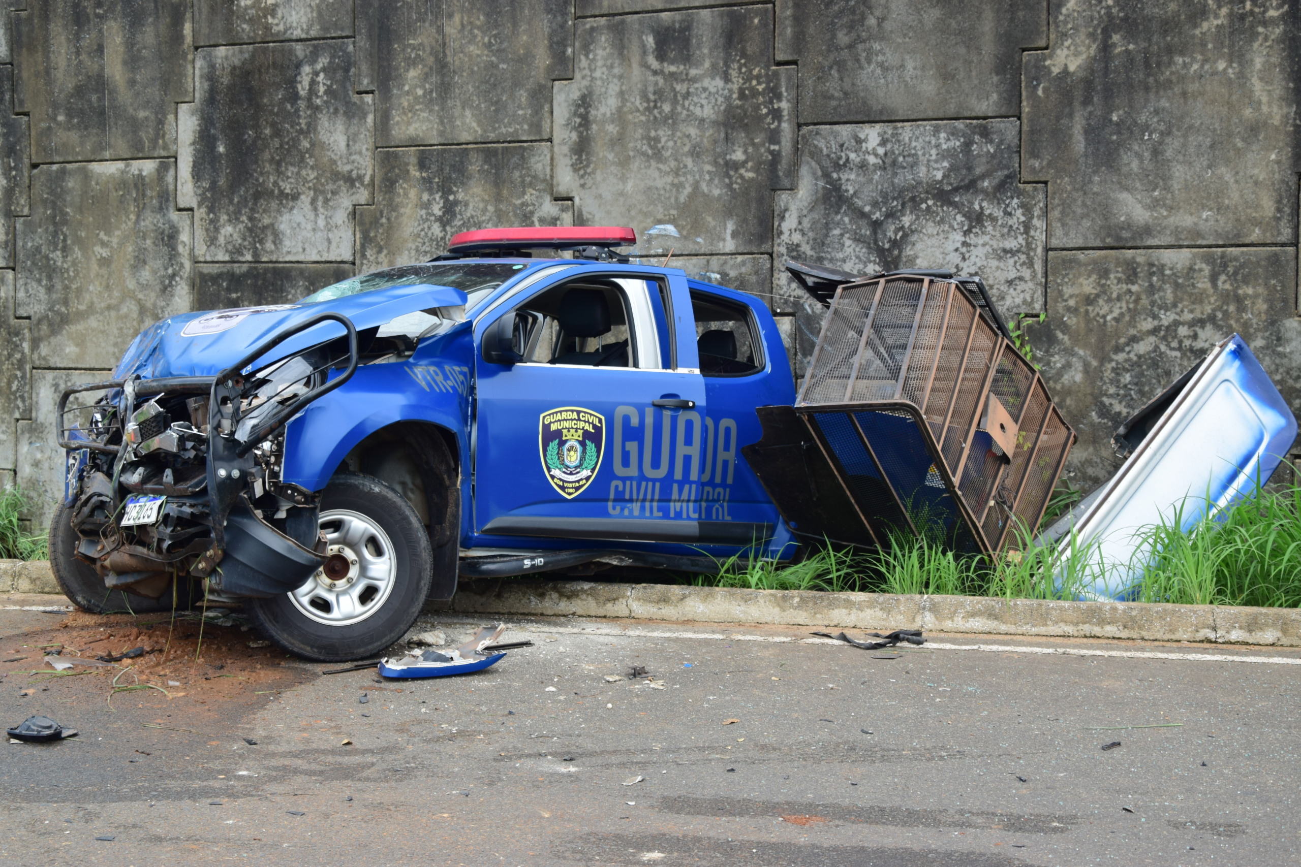 Frente da viatura ficou destruída após o acidente (Foto: Nilzete Franco/Folha BV)