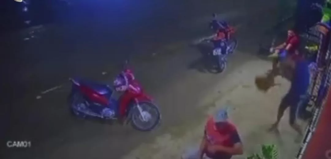 Momento em que o infrator arremessa o animal contra o chão (Foto: Reprodução) 