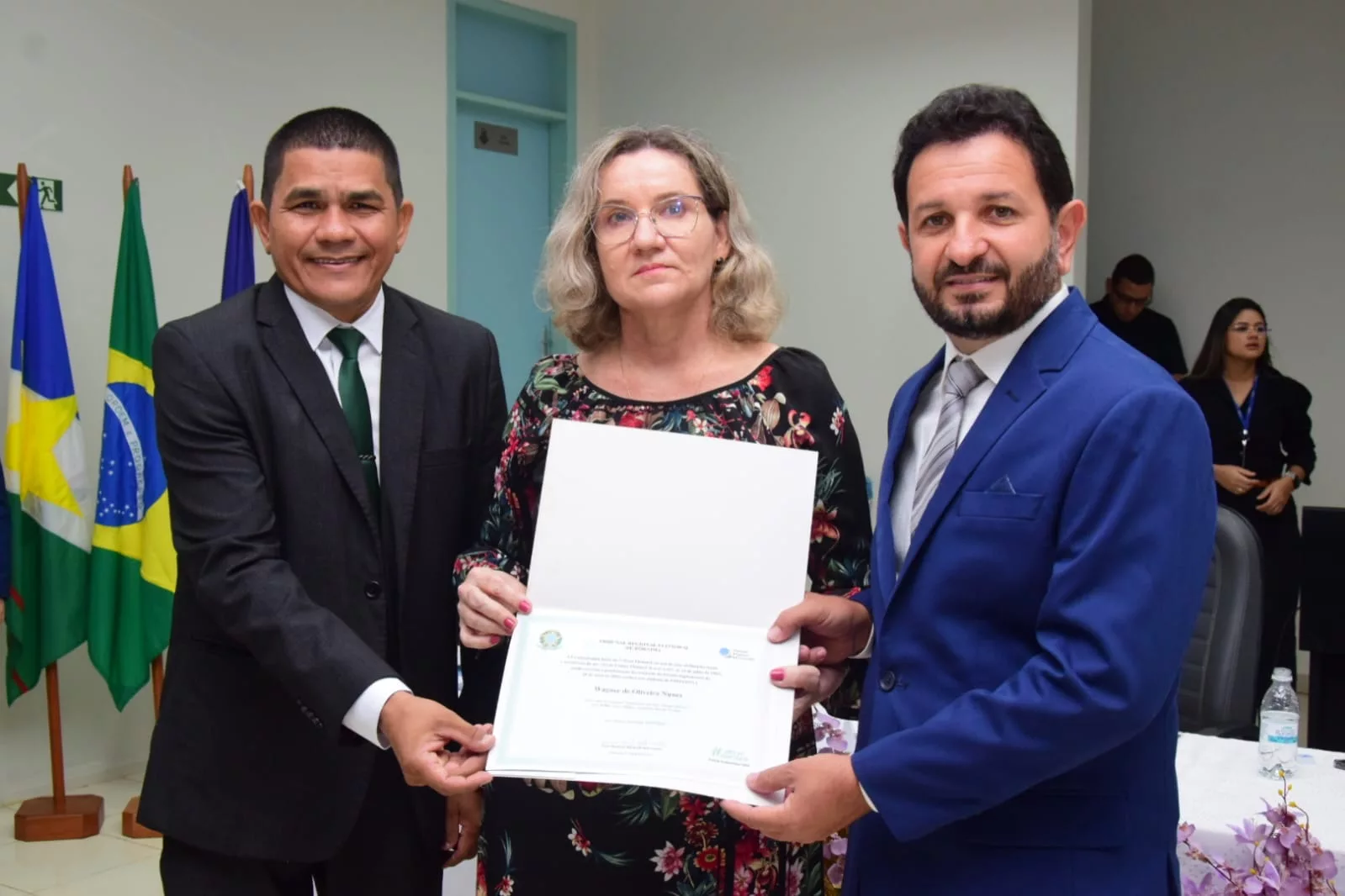 O prefeito eleito Wagner Nunes, o vice-prefeito eleito Irmão Max, e a juíza de Alto Alegre, Sissi Schwantes, na cerimônia de diplomação dos candidatos vencedores das eleições suplementares (Foto: Nilzete Franco/FolhaBV)