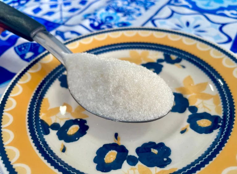 A Organização Mundial da Saúde (OMS) recomenda que uma pessoa adulta consuma cerca de 50 gramas de açúcar por dia, considerando uma dieta de 2 mil calorias, ou seja, apenas 10% da alimentação diária (Foto: Raisa Carvalho)