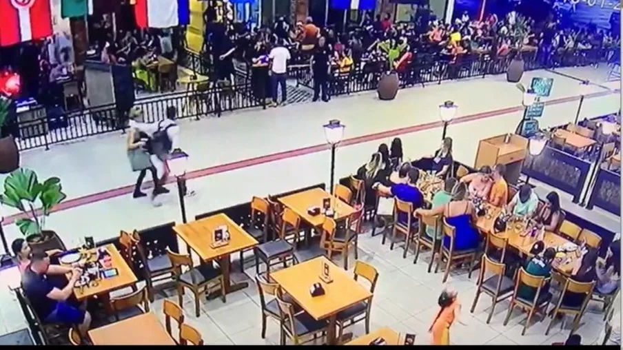 Momento em que os ladrões saem tranquilamente do local (Foto: reprodução)