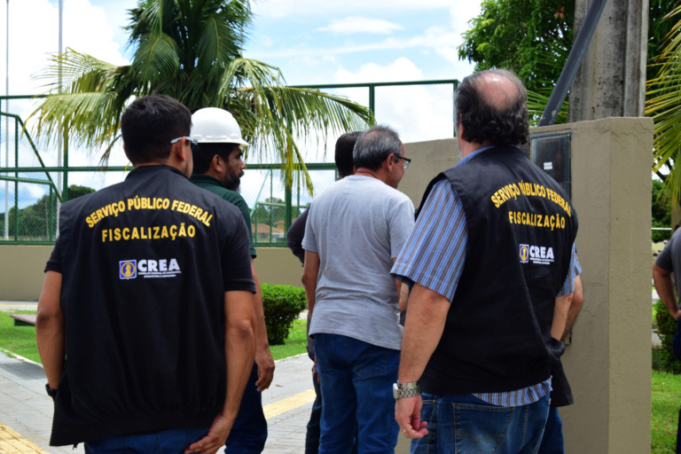 Crea inspeciona praça onde adolescente morreu eletrocutado