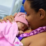 Cientistas explicam por que o vínculo com a mãe ajuda o bebê a dormir melhor