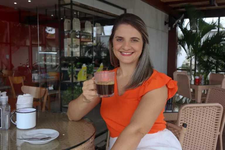 Camila Furlin é empresária e barista. Ela compartilha seu conhecimento sobre a bebida com a FolhaBV (Foto: José Magno/FolhaBV)