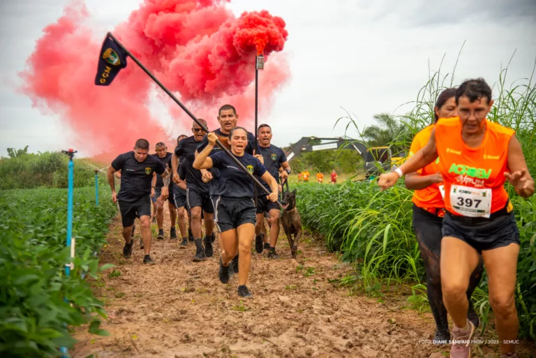 Durante o percurso de 5km da prova, os participantes percorrem trilhas, estradas de barro e poças de água, com largada e chegada no mesmo local