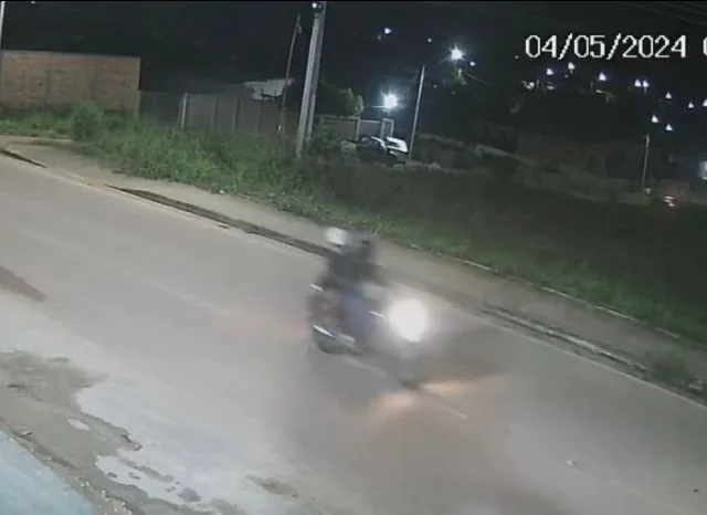 Vídeo mostra duas pessoas em cima de uma motocicleta e, em outro momento, condutor retorna sozinho (Foto: Reprodução)