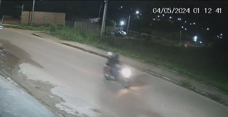 Vídeo mostra duas pessoas em cima de uma motocicleta e, em outro momento, condutor retorna sozinho (Foto: Reprodução)