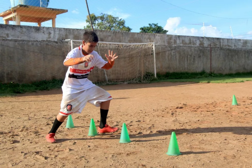 O atacante Jackson William Vieira, da escolinha Olimpic de Grillon (Foto: Wenderson Cabral/FolhaBV)