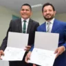Irmão Max e Wagner Nunes, vice-prefeito e prefeito eleitos de Alto Alegre, durante cerimônia de diplomação (Foto: Nilzete Franco/FolhaBV)