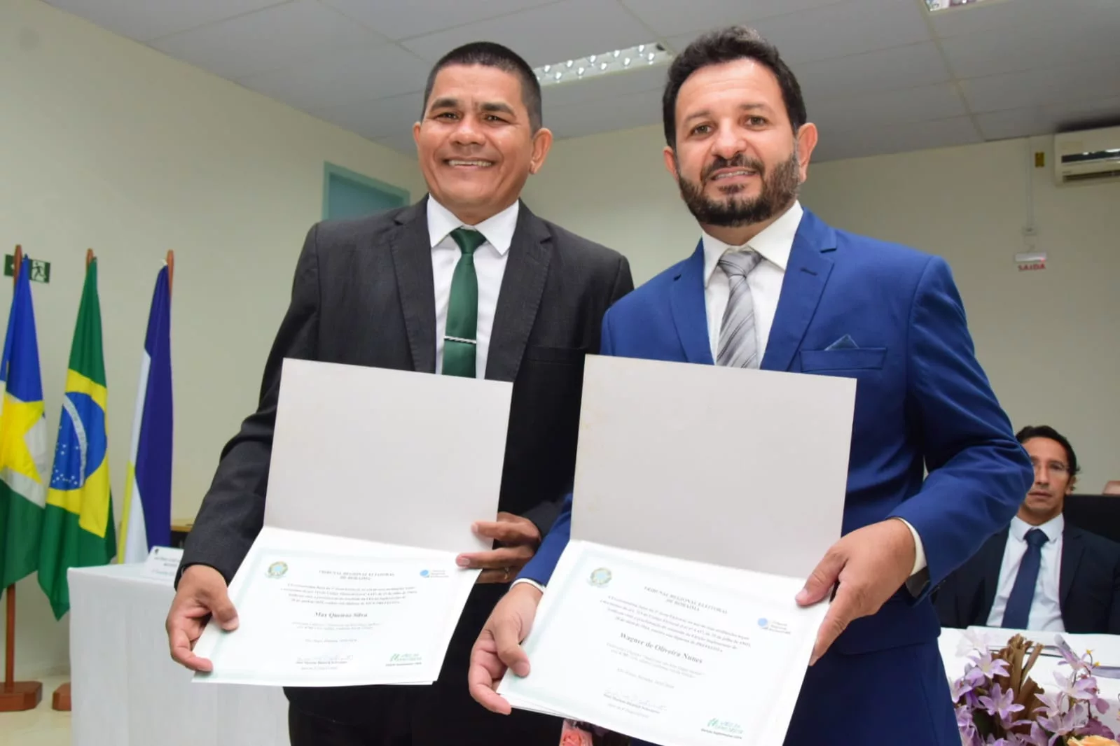 Irmão Max e Wagner Nunes, vice-prefeito e prefeito eleitos de Alto Alegre, durante cerimônia de diplomação (Foto: Nilzete Franco/FolhaBV)