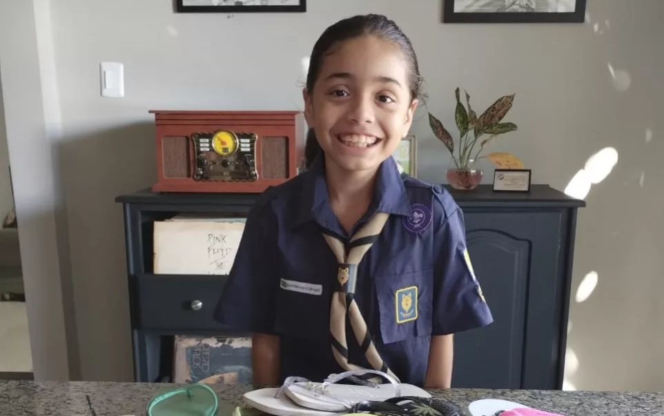 Alice tem 8 anos e participa de um grupo de escoteiro (Foto: Arquivo pessoal)