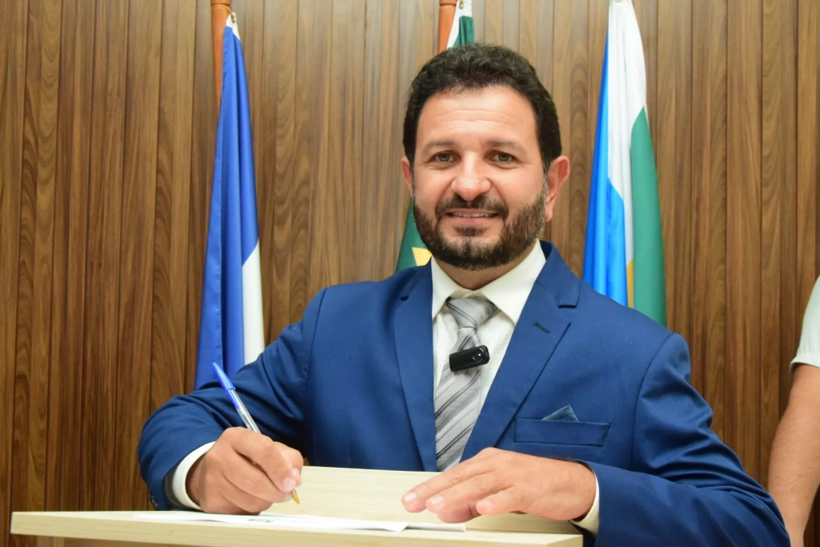 O prefeito de Alto Alegre, Wagner Nunes, assina o termo de posse na Câmara Municipal de Alto Alegre (Foto: Nilzete Franco/FolhaBV)