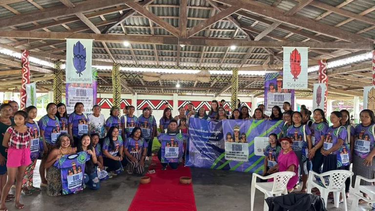A oficina também proporciona às mulheres indígenas a oportunidade de conhecer a experiência das mulheres quilombolas em cooperativismo. (Foto: Ascom/CIR)