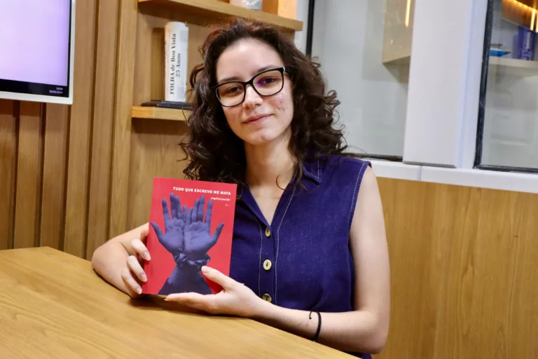 Angela Peccini e seu título "Tudo que escrevo me mata" (Foto: José Magno/FolhaBV)