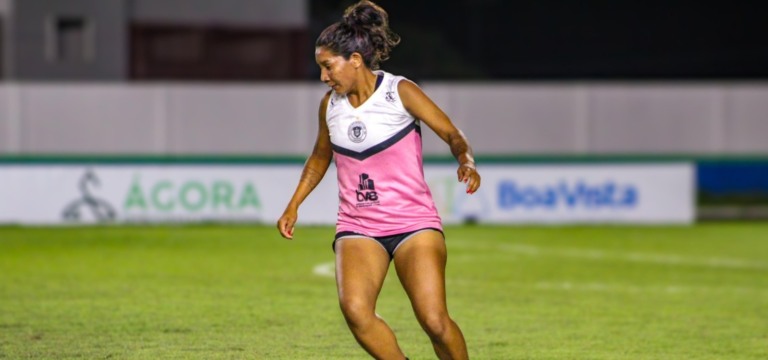 Treinadora Isabel Alves é obrigada a mexer no time titular do Negão da Aparecida, atacante Jéssica sai do banco. Crédito: Kamila Marinho/Rio Negro