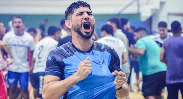 Após o título, técnico Wander Vasconcelos ganha "banho de gelo" dos atletas. Crédito: Hélio Garcias/BV Esportes