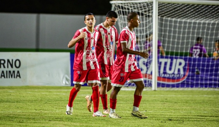 Alvirrubro domina e neutraliza Verdão de Mucajaí no Canarinho. Crédito: Hélio Garcias/BV Esportes
