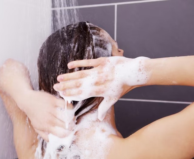 Co-wash é a abreviação de "conditioner washing", que significa lavar os cabelos com condicionador. (Foto: Reprodução/Freepik)