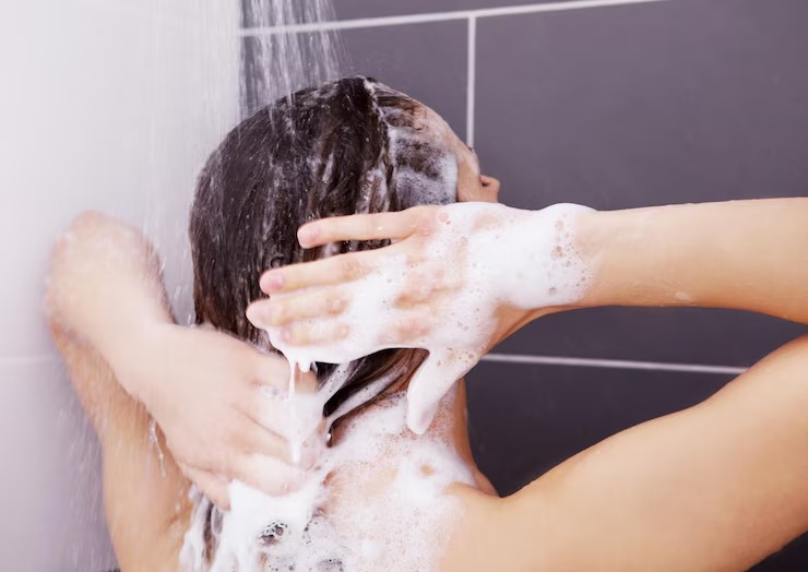 Co-wash é a abreviação de "conditioner washing", que significa lavar os cabelos com condicionador. (Foto: Reprodução/Freepik)