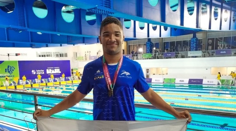 Nadador Kauã Santos é treinado pela professora Teca Marinho, em Boa Vista. Crédito: ASCOM/Aquática Marinho