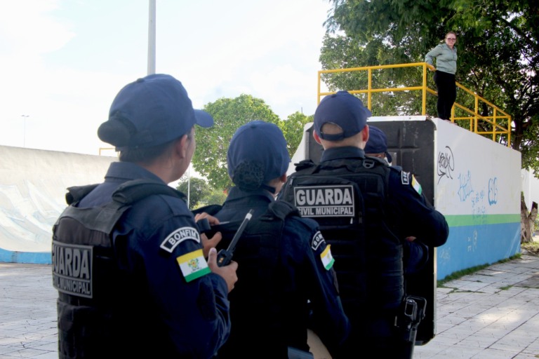 A fase prática do treinamento ocorreu em um ambiente mais aberto, proporcionando aos participantes a oportunidade de aplicar os conhecimentos adquiridos. (Foto: Wenderson Cabral/FolhaBV)