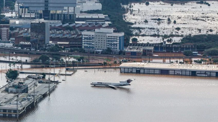 Aeroporto Salgado Filho, em Porto Alegre, está alagado e não deve reabrir, pelo menos, até setembro.  (Foto: Ricardo Stuckert/PR)