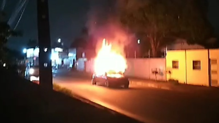 Carro foi incendiado na noite desse sábado (6) (Foto: Reprodução/Redes Sociais)