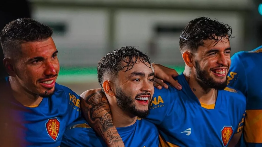 Jogadores do GAS reunidos ao meio do campo após a vitória sobre o Monte Roraima (Foto: Instagram Helena da Asatur)