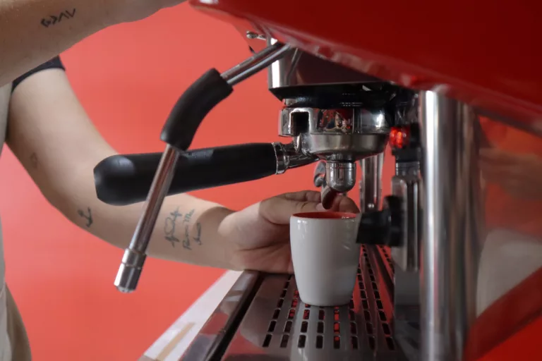 Do grão à xícara: Amazontech 2025 ensina torra e degustação de café com barista indígena