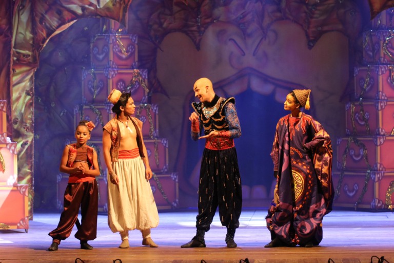 O espetáculo promete uma experiência inesquecível, com interpretações cativantes dos protagonistas Aladdin, Princesa Jasmine e o Génio da Lâmpada (Foto: Divulgação)