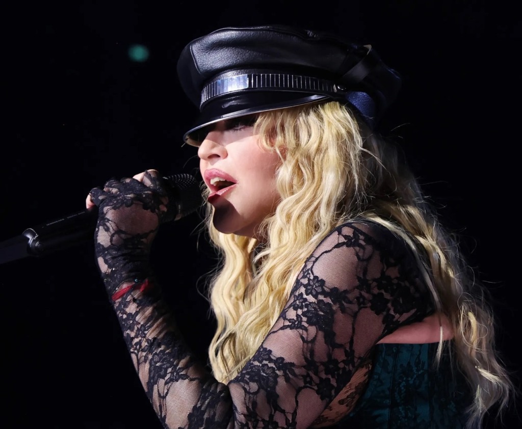 O show é um passeio pela carreira de mais de 40 anos de Madonna, com sucessos do seu primeiro álbum como "Holiday", passando por hits como "Like a Prayer", "La Isla Bonita" e "Celebration" (Foto: Divulgação)