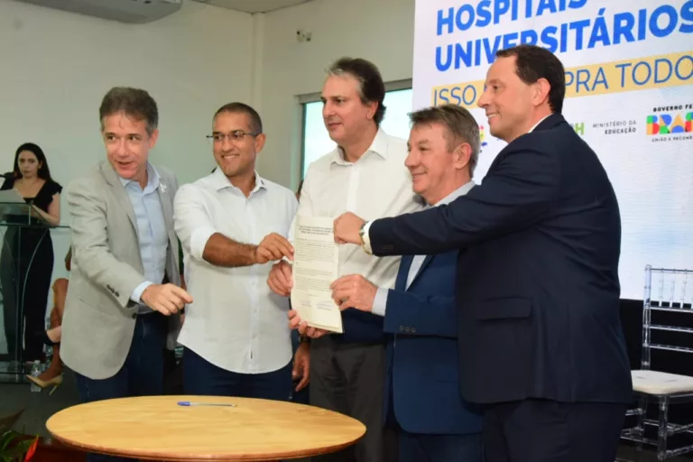 O presidente da Ebserh, Arthur Chioro, o prefeito de Boa Vista, Arthur Henrique, o ministro da Educação, Camilo Santana, o governador de Roraima, Antonio Denarium, e o reitor da UFRR, Geraldo Ticianeli (Foto: Nilzete Franco/FolhaBV)