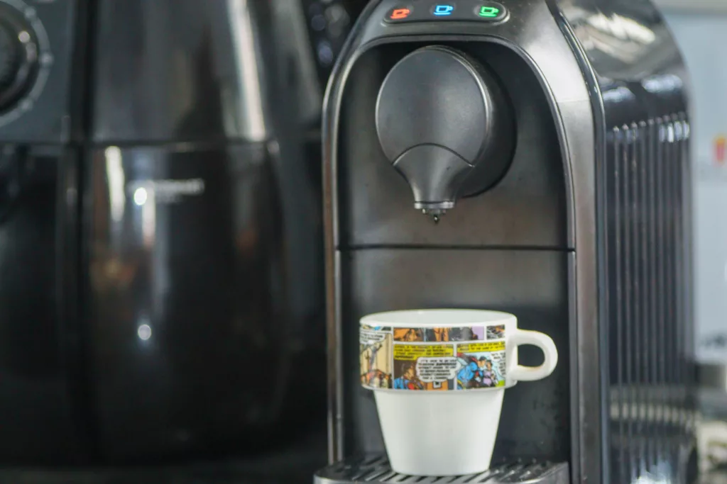 Segundo os próprios fornecedores das cafeteiras elétricas, o aparelho deve ser higienizado todas as vezes antes de usar (Foto: Raisa Carvalho)