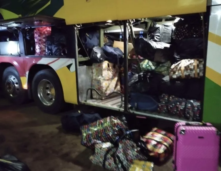 Na noite do último sábado, 25, um ônibus de turismo foi apreendido com R$ 250 mil em produtos sem identificação (Foto: Ascom Receita Federal)