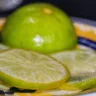 Primeiramente, é importante reconhecer quando um limão não está mais em boas condições para consumo (Foto: Raisa Carvalho)
