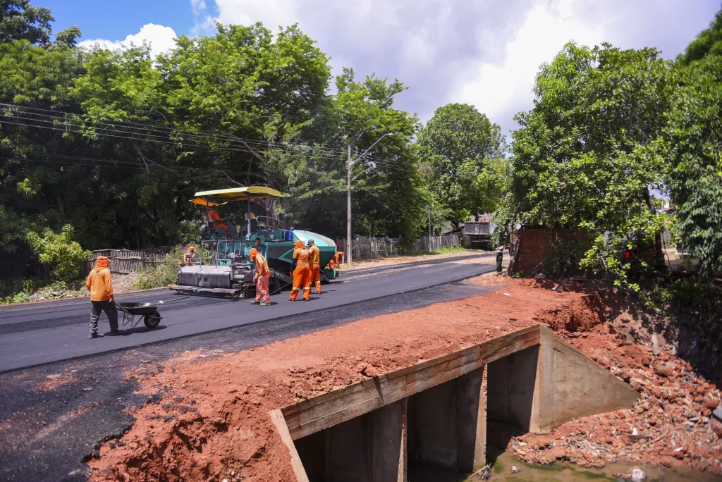 Segundo a Prefeitura, a obra promete ser uma solução duradoura para a comunidade, necessitando de menos manutenções e criando uma nova rota de tráfego. (Foto:Ascom/Semuc)