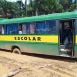 Ônibus carregava cerca de 28 alunos da rede estadual de ensino no momento em atolou na vicinal (Foto; Reprodução)