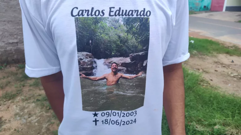 Amigo usando a camisa com a foto de Carlos Eduardo (Foto: Wenderson Cabral/FolhaBV) 