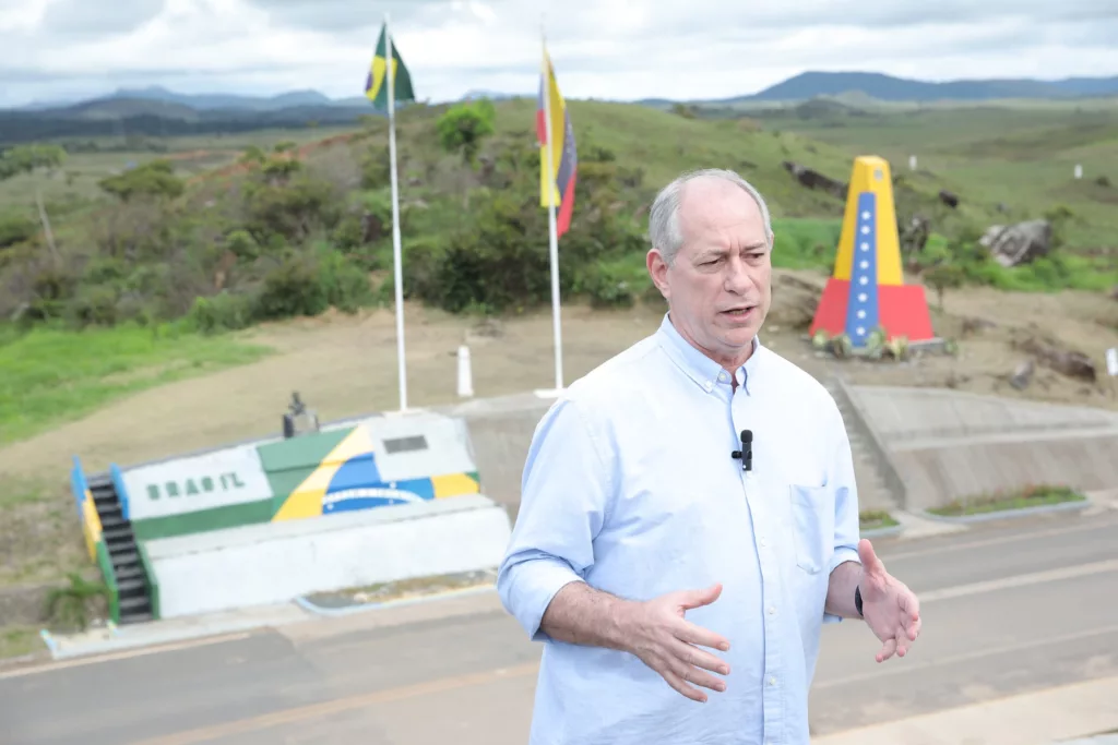 O ex-ministro da Fazenda, Ciro Gomes, em visita à fronteira entre Brasil e Venezuela (Foto: Nonato Sousa/SupCom ALE-RR)