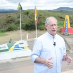 O ex-ministro da Fazenda, Ciro Gomes, em visita à fronteira entre Brasil e Venezuela (Foto: Nonato Sousa/SupCom ALE-RR)